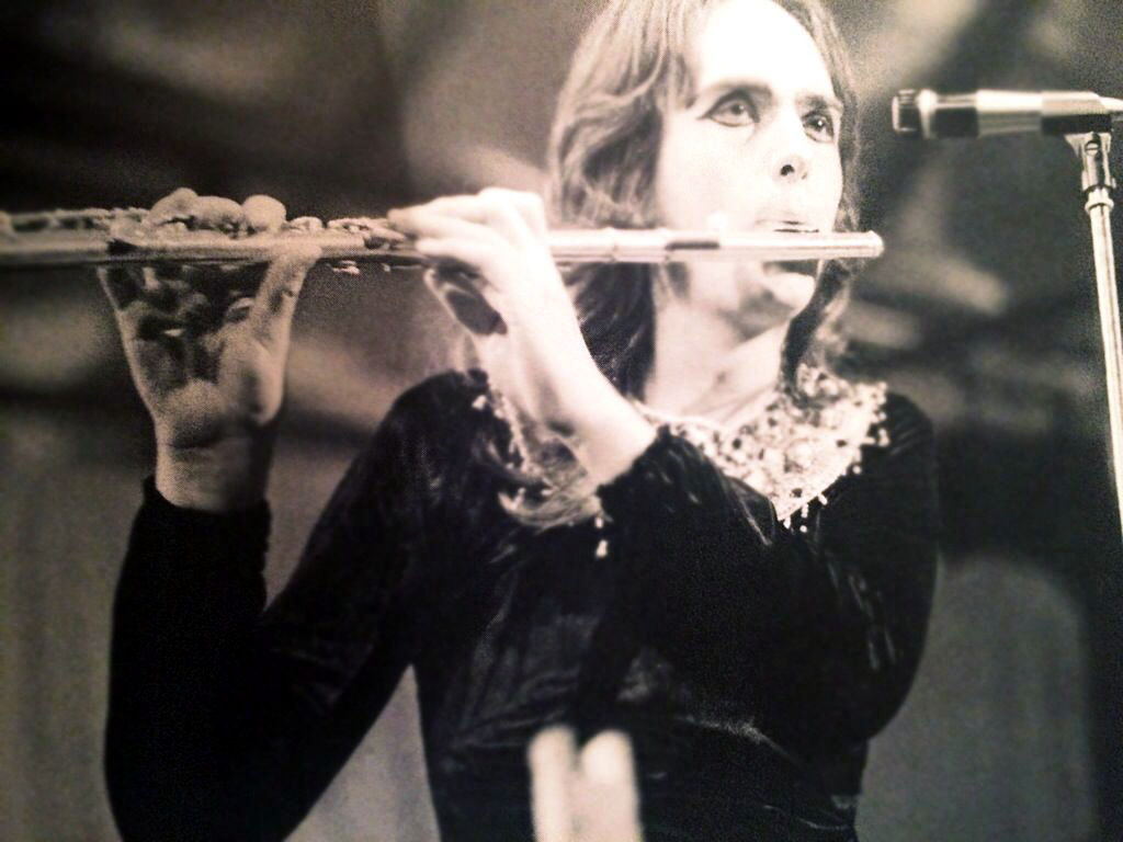 Peter Gabriel dei Genesis con il flauto