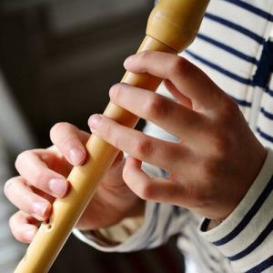 La posizione delle dita sui fori del flauto dolce