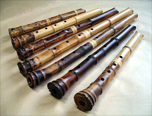 Una serie di flauti Shakuhachi