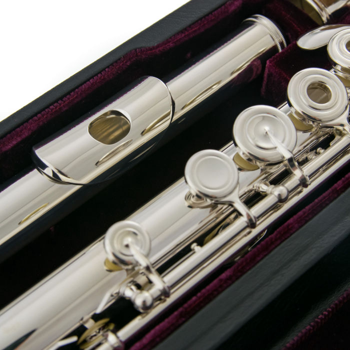 Particolare della testata e della boccola del flauto traverso Yamaha YFL-677
